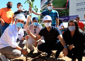El jefe de la cartera de Vivienda, Jonathan Malagón, con el alcalde de Valledupar, Mello Castro, sembrando el árbol en donde quedará el parque. Foto: René Valenzuela (MVCT)