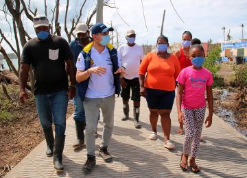 Desde el Ministerio de Vivienda, Ciudad y Territorio se trazó el desarrollo de un plan piloto, la donación empresarial de 100 viviendas y la construcción de más de 1.000, para concertar con la comunidad. Foto: Sharon Durán (MVCT)