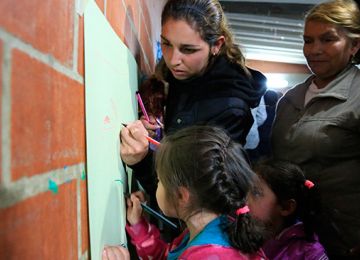 Beneficiarios de vivienda gratis en Soacha participaron en diseno de su futuro colegio