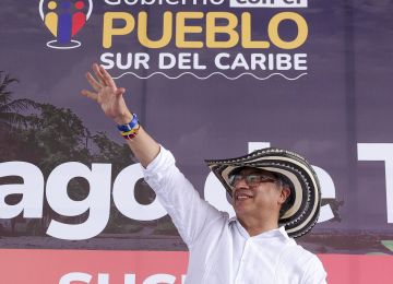 Presidente Gustavo Petro en Tolú, Sucre, durante jornada de Gobierno con el Caribe, acompañado por la ministra Catalina Velasco. Foto: archivo Presidencia de la República.
