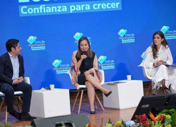 Imagen de la Ministra de Vivienda Helga María Rivas, interviniendo en el Foro de Reactivación Económica.