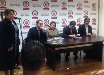 Contraloría destaca avance en política de vivienda para desplazados