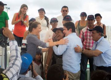El Ministro Felipe Henao lideró sorteo de viviendas gratis en Sincelejo y supervisó avance de obras