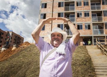 En Bello, Antioquia, Gobierno entrega casas y les cumple a damnificados por ola invernal de La Gabriela