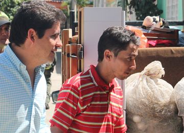 Ministro de Vivienda ayudó a familia de Neiva a trastearse hoy a su casa propia