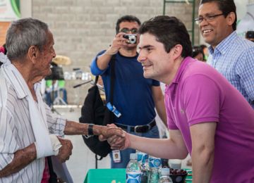 Ministro de Vivienda entrega escrituras de propiedad a 300 familias de Antioquia que no habían legalizado sus casas