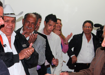 Vargas Lleras fue condecorado por los gitanos