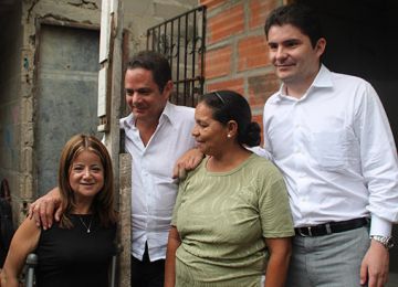 Vargas Lleras se despidió hoy también de los barranquilleros con la entrega de inodoros, duchas, lavaderos y lavaplatos a familias pobres