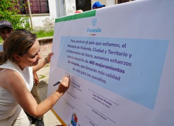 FOTOGRAFÍA MINISTRA HELGA MARÍA RIVAS FIRMA CONVENIO PAR EJECUCIÓN DE 400 MEJORAMIENTOS DE VIVIENDA