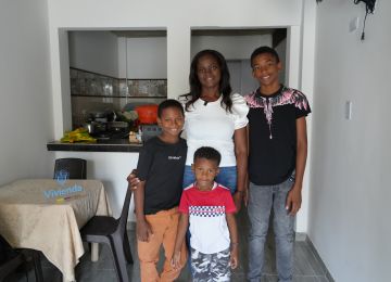 FOTOGRAFÍA FAMILIA BENEFICIARÍA SUBSIDIO DE VIVIENDA 