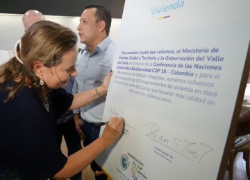 FOTOGRAFÍA MINISTRA HELGA RIVAS EN FIRMA DE CONVENIO CON LA GOBERNACIÓN DEL VALLE DE CAUCA PARA 900 MEJORAMIENTOS DE VIVIENDA EN EL VALLE DEL CAUCA 