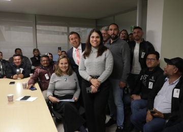 FOTOGRAFÍA MINISTRA HELGA MARÍA RIVAS Y VICEMINISTRA DE VIVIENDA AYDEE MARSIGLIA BELLO, EN MESA DE TRABAJO CON LOS MAESTROS DE OBRA DEL PAÍS