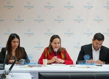 Fotografia Ministra de Vivienda, Viceministra de Vivienda y Viceministro de Agua y Sanemaiento Basico, en dialogo con medios de comunicación.