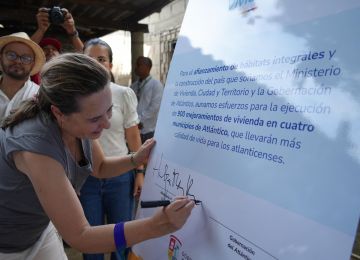 FOTOGRAFÍA MINISTRA DE VIVIENDA HELGA RIVAS FIRMANDO CONVENIO PARA MEJORAMIENTOS EN JUAN DE ACOSTA, ATLÁNTICO
