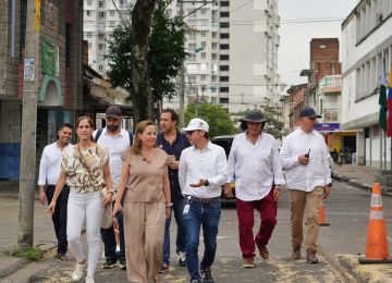 FOTOGRAFÍA MINISTRA DE VIVIENDA HELGA MARÍA RIVAS DURANTE SU RECORRIDO A LOS PROYECTOS DE REVITALIZACIÓN DEL CENTRO DE LA CIUDAD DE CALI