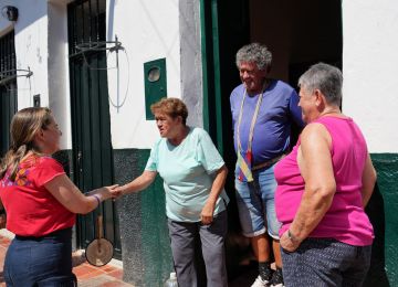 FOTOGRAFÍA MINISTRA DE VIVIENDA HELGA MARÍA RIVAS CON RESIDENTES DEL MUNICIPIO 