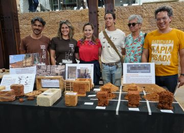 FOTOGRAFÍA MINISTRA DE VIVIENDA HELGA MARÍA RIVAS JUNTO A PARTICIPANTES DEL FORO