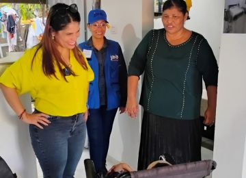 FOTOGRAFÍA, VICEMINISTRA DE VIVIENDA AYDÉE MARSIGLIA BELLO EN ENTREGA DE MEJORAMIENTO A BENEFICIARIOS