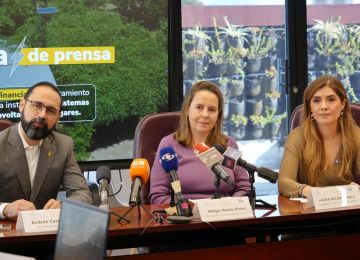 Fotografia, ministro de Minas y Energía, presidenta del Fondo Nacional del Ahorro (FNA) y la ministra de Vivienda, Ciudad y Territorio, suscribieron un memorando de entendimiento para la financiación de mejoramientos de vivienda que incluyan paneles solares con tecnología fotovoltaica.