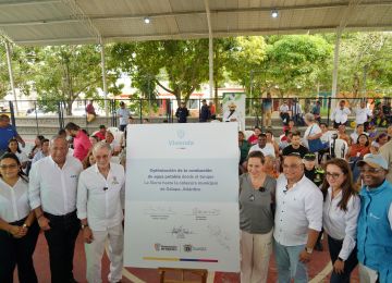 FOTOGRAFÍA MINISTRA HELGA RIVAS; EL GOBERNADOR DEL ATLÁNTICO, EDUARDO VERANO DE LA ROSA; Y EL ALCALDE DE GALAPA, FABIÁN ALBERTO BONETT BERDUGO EN FIRMA DE CONVENIO.