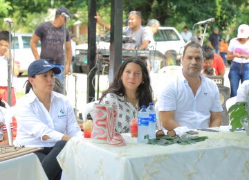 FOTOGRAFÍA DE IZQUIERDA A DERECHA: LA GESTORA DE PROYECTO DE LA FINANCIERA DE DESARROLLO TERRITORIAL, FINDETER; LA DIRECTORA DE ESPACIO URBANO Y TERRITORIAL DEL MINISTERIO DE VIVIENDA, CIUDAD Y TERRITORIO; Y EL ALCALDE MUNICIPAL, RAFAEL HERALDO MANJARREZ APONTE.