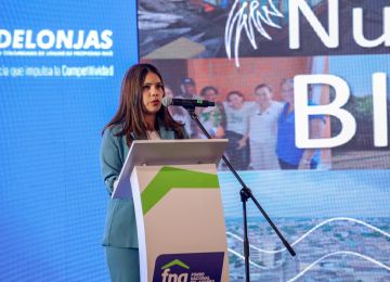 FOTOGRAFÍA VICEMINISTRA DE VIVIENDA AYDEÉ MARSIGLIA BELLO EN EL CONGRESO NACIONAL INMOBILIARIO