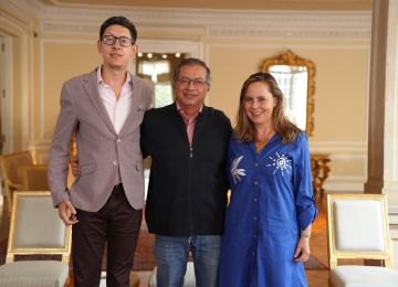 Presidente Gustavo Petro con la ministra de Vivienda, Helga Rivas, y el ministro de Educación, Daniel Rojas. Foto: cortesía Presidencia de la República.