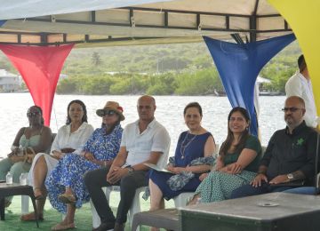 FOTOGRAFÍA MINSTRA DE VIVIENDA HELGA MARÍA RIVAS EN EL INICION DEL LABORATORIO DE HÁBITAT EN PROVIDENCIA