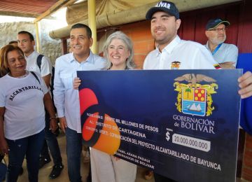 Ministra Catalina Velasco, alcalde Dumek Turbay y gobernador Yamil Arana, durante socialización de inicio del proyecto de alcantarillado para Bayunca y Pontezuela. Foto: Sharon Durán (archivo MVCT).
