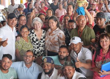 Ministra Catalina Velasco en diálogo con la comunidad de Altos de Canaán en Montería. Foto: Sharon Durán (archivo MVCT).