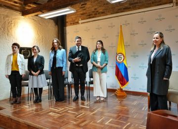Fotografia posesion Viceministra de Vivienda, Directora de Infraestructura y Desarrollo Empresarial y Viceministro de Agua y Saneamiento Básico 