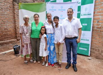 Fotografia, Minstra Helga Rivas haciendo entrega de mejoramiento en El Molini, La Guajira