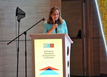 fotografia ministra de Vivienda, Ciudad y Territorio en su participación en la Bienal