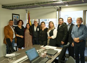 FOTOGRAFÍA DEL EQUIPO DEL MINISTERIO DE VIVIENDA, CIUDAD Y TERRITORIO CON FUNCIONARIOS DE LA ALCALDÍA DE SIMACOTA, SANTANDER.