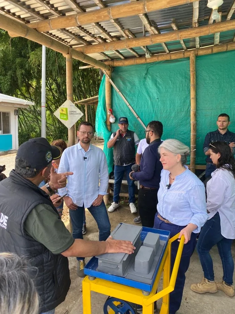 Ministra de Vivienda, Ciudad y Territorio visitó Chinchiná para referenciar proyecto de autoconstrucción de vivienda. Foto: Archivo prensa (MVCT)
