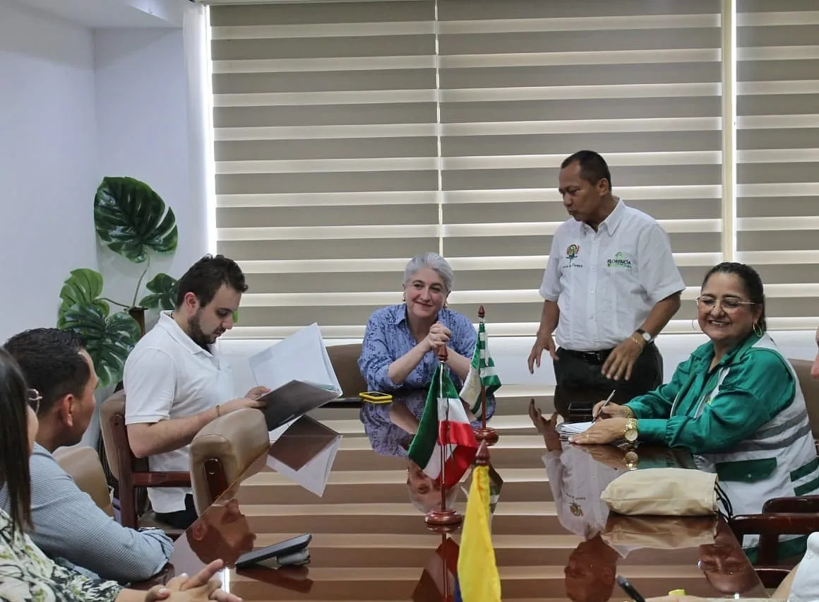 La ministra Catalina Velasco dialogó con la comunidad, alcaldes y delegados sobre las soluciones para atender los problemas de Caquetá en materia de agua, saneamiento y vivienda. Foto: Dania Asprilla (MVCT).