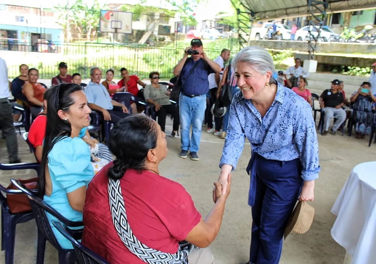 La ministra Catalina Velasco dialogó con la comunidad, alcaldes y delegados sobre las soluciones para atender los problemas de Caquetá en materia de agua, saneamiento y vivienda. Foto: Dania Asprilla (MVCT).