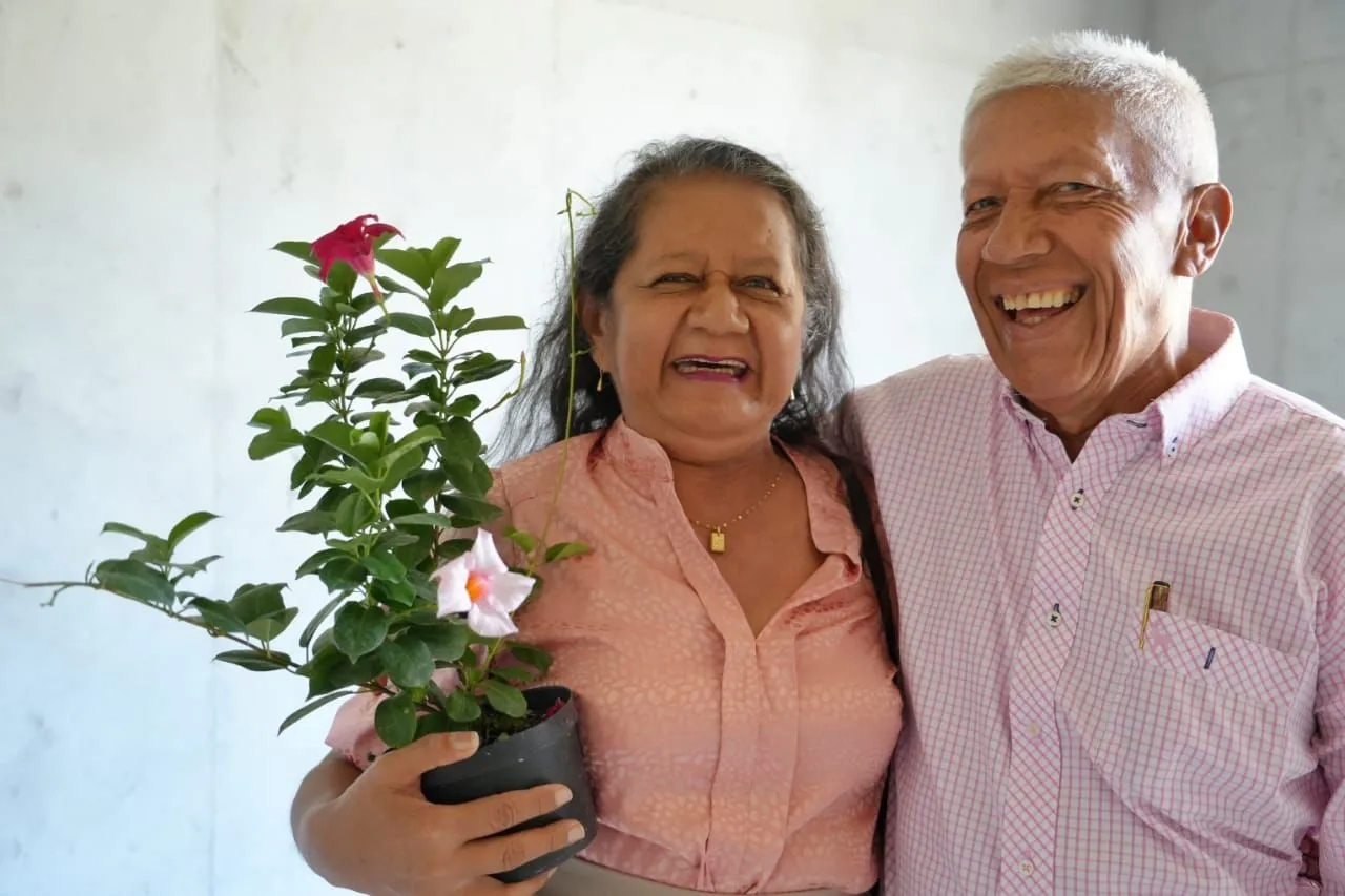 Ministra de Vivienda, Catalina Velasco, con las familias beneficiadas con vivienda nueva en Gigante, Huila. Foto: Sharon Durán (archivo MVCT).