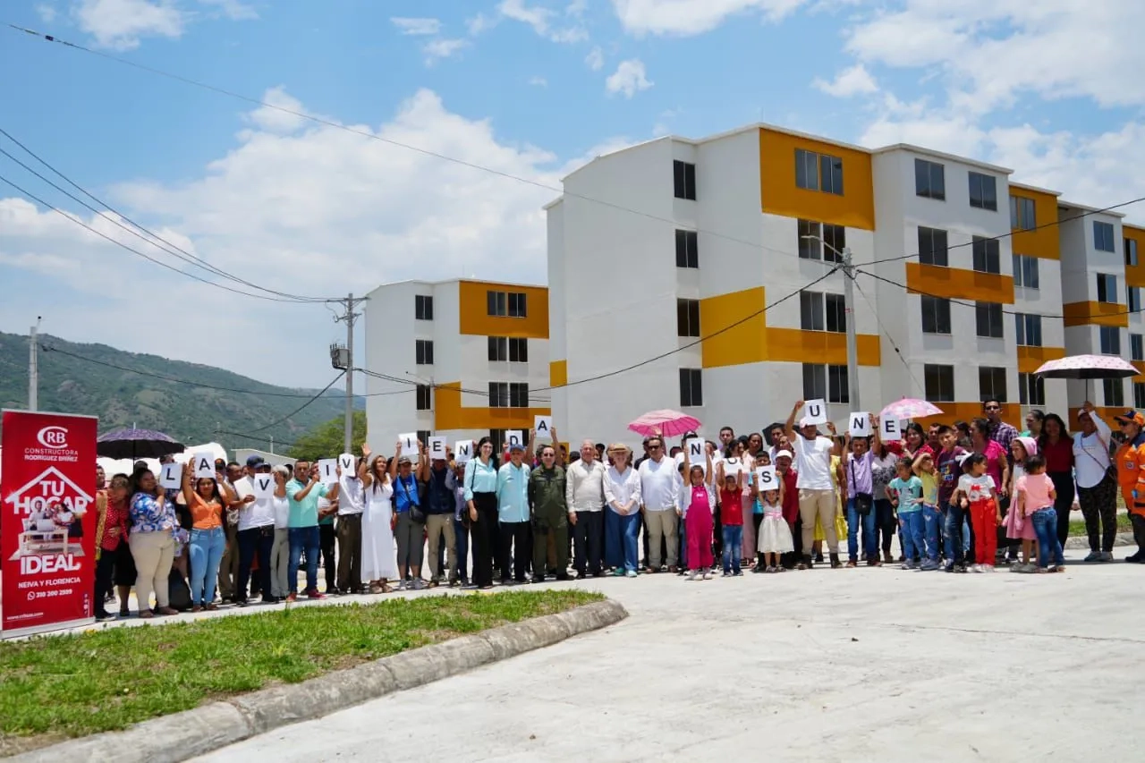 Ministra de Vivienda, Catalina Velasco, con las familias beneficiadas con vivienda nueva en Gigante, Huila. Foto: Sharon Durán (archivo MVCT).