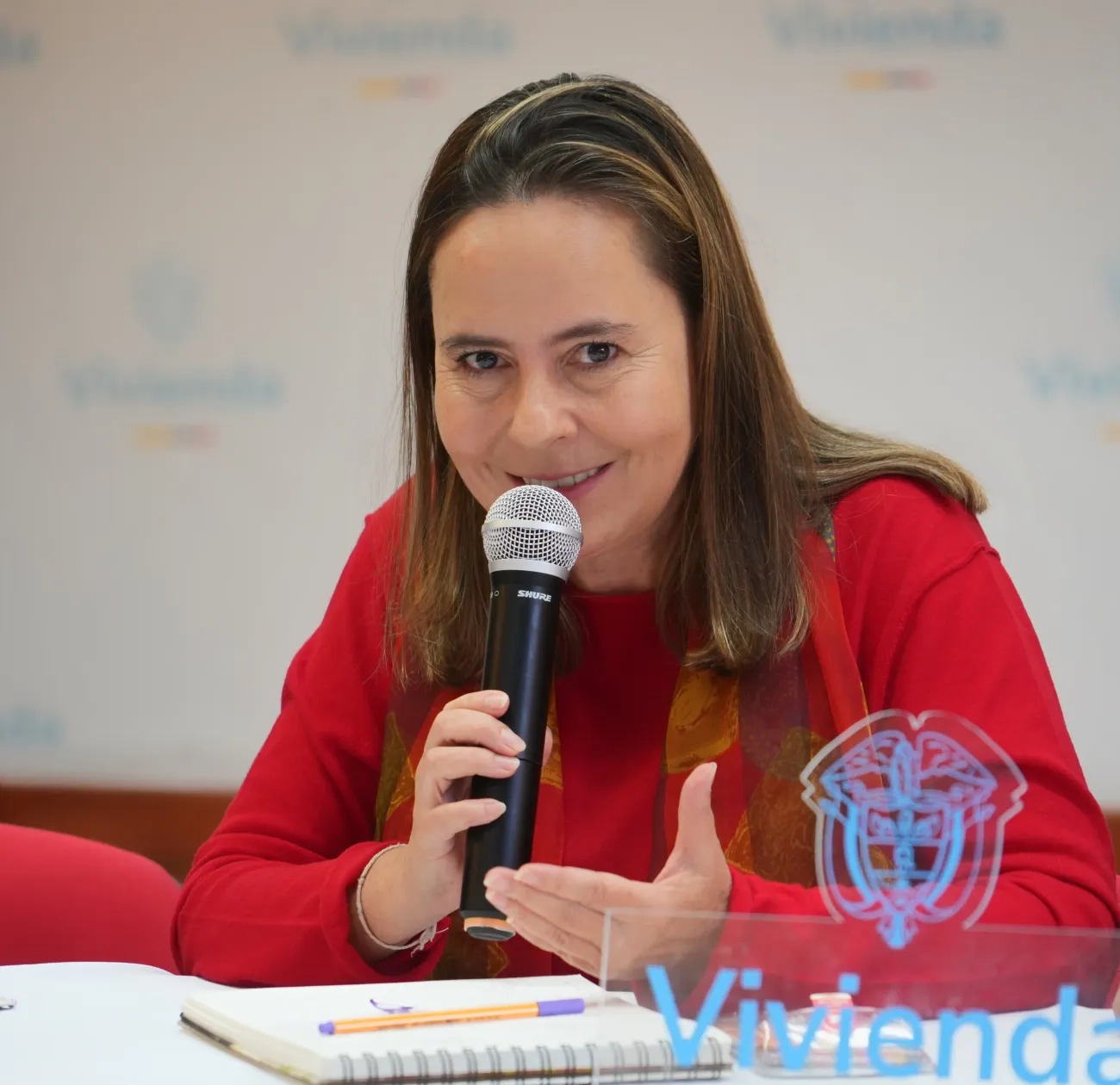 Fotografia Ministra de Vivienda Ciudad y Territorio Helga Maria Rivas, en cafe con periodistas