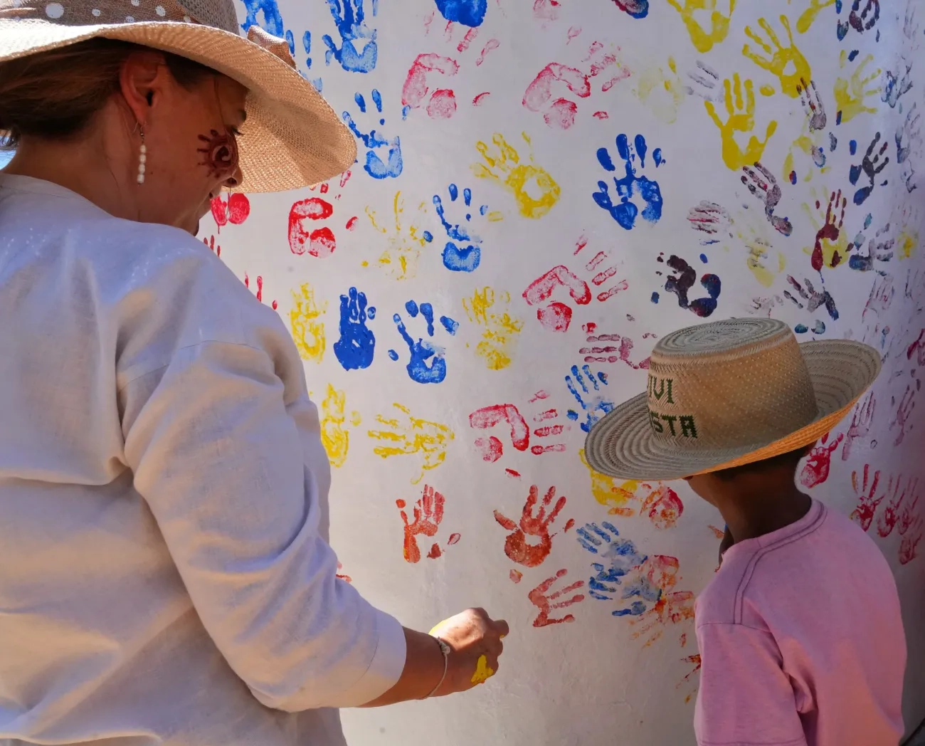 Fotografia MIstra Helga Rivas compartiendo con la comunidad