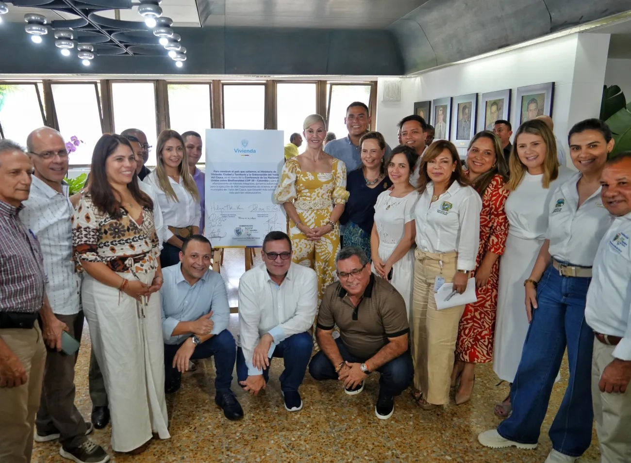 FOTOGRAFÍA DE LA VICEMINISTRA DE VIVIENDA, AYDEÉ MARSIGLIA EN REUNIÓN CON LOS VOCEROS DE LAS ORGANIZACIONES SOCIALES DE LA MINGA CALI