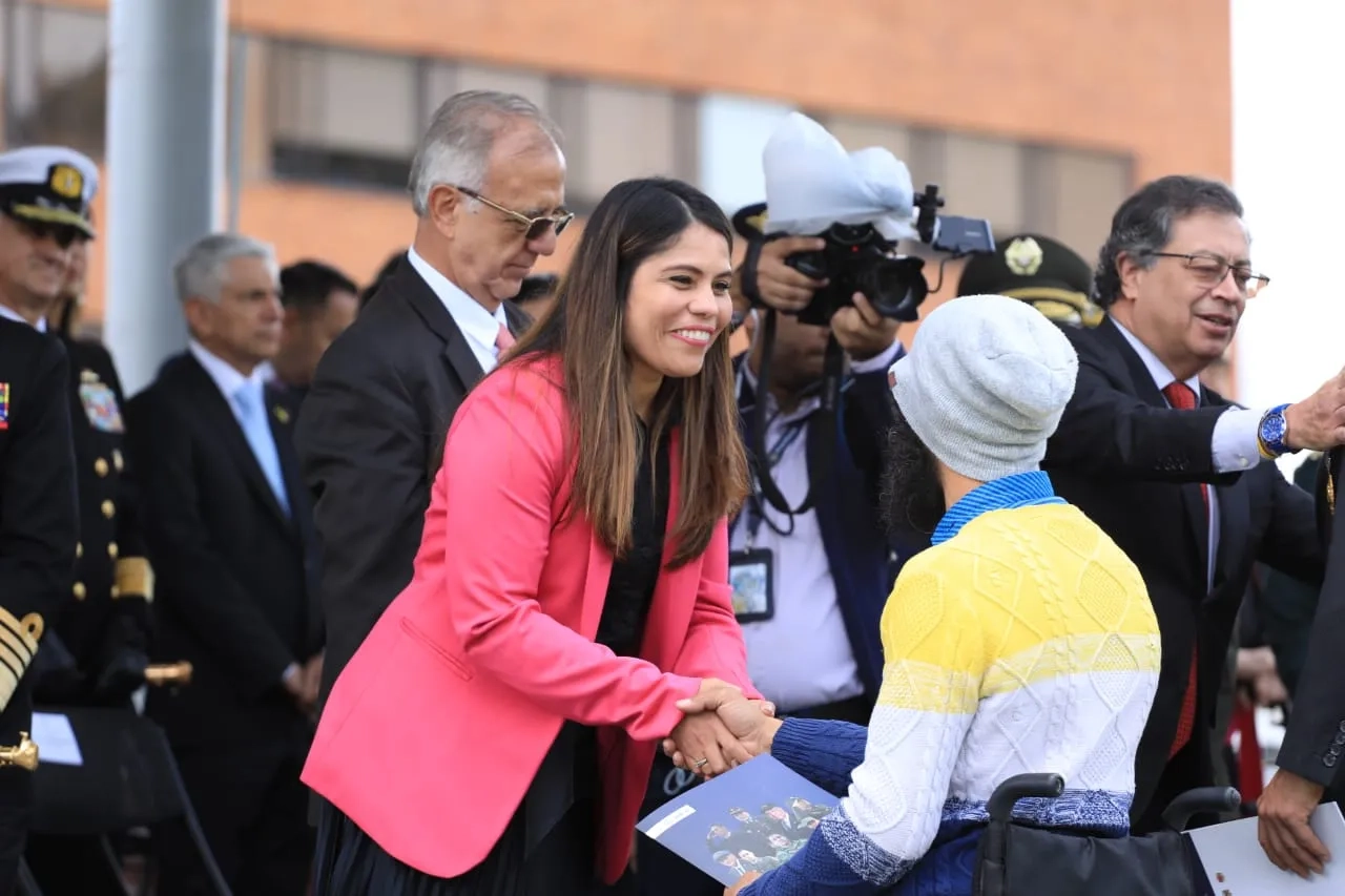 FOTOGRAFÍA VICEMINISTRA DE VIVIENDA Y PRESIDENTE PETRO