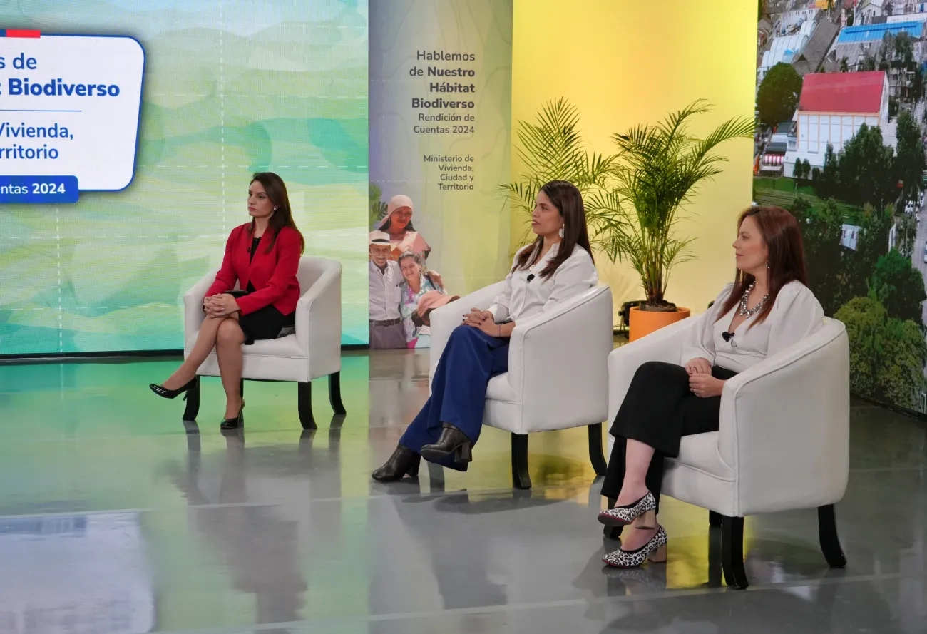 FOTOGRAFÍA TRANSMISIÓN DE RENDICIÓN DE CUENTAS, DE IZQUIERDA A DERECHA: MICHEL MESA MODERADORA, AYDEÉ MARSIGLIA BELLO VICEMINISTRA DE VIVIENDA, MARÍA CLARA RODRÍGUEZ JEFE OFICINA ASESORA DE PLANEACIÓN