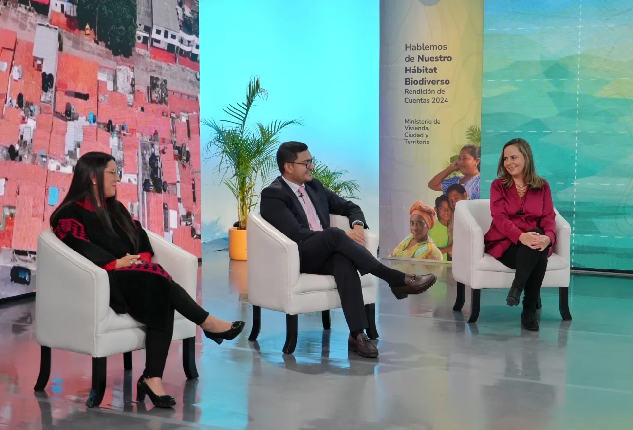 FOTOGRAFÍA TRANSMISIÓN DE RENDICIÓN DE CUENTAS, DE DERECHA A IZQUIERDA: HELGA MARÍA RIVAS MINISTRA DE VIVIENDA CIUDAD Y TERRITORIO, EDWARD LIBREROS VICEMINISTRO DE AGUA Y SANEAMIENTO BÁSICO Y CLAUDIA ANDREA RAMÍREZ DIRECTORA ESPACIO URBANO Y TERRITORIAL