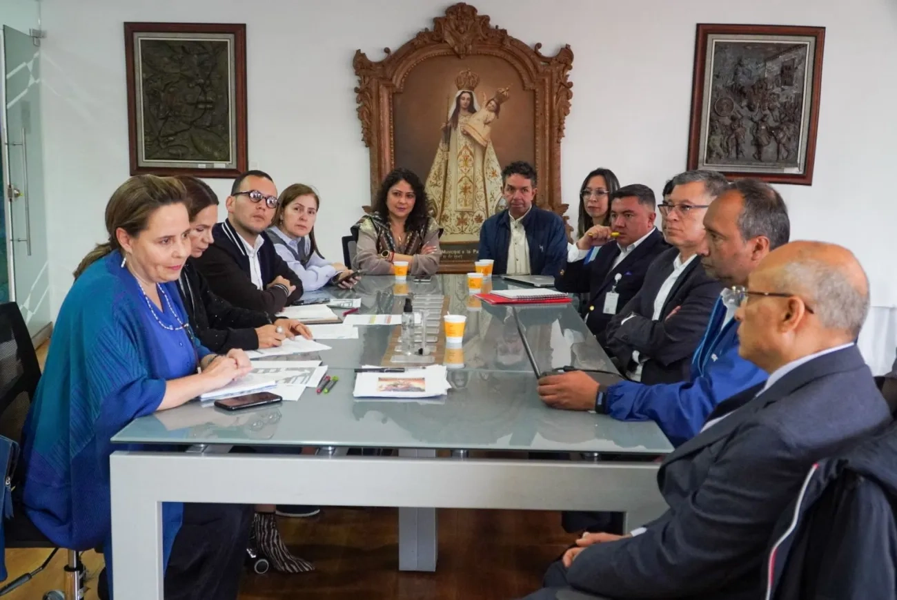 FOTOGRAFÍA, MINISTRA DE VIVIENDA HELGA MARÍA RIVAS JUNTO CON EL ALCALDE DE PASTO NICOLÁS TORO EN DIÁLOGO SOBRE EL ORDENAMIENTO TERRITORIAL EN EL DEPARTAMENTO
