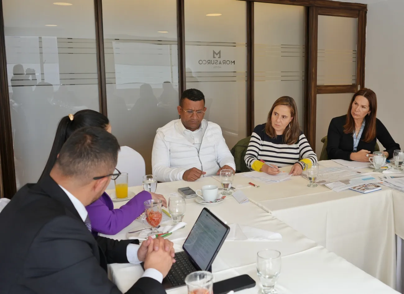 FOTOGRAFÍA, MINISTRA DE VIVIENDA HELGA MARÍA RIVAS, JUNTO CON LA DIRECTORA DE INFRAESTRUCTURA Y DESARROLLO EMPRESARIAL, MÓNICA GARZÓN EN DIÁLOGO CON EL GOBERNADOR DE NARIÑO EL GOBERNADOR DE NARIÑO LUIS ALFONSO ESCOBAR.