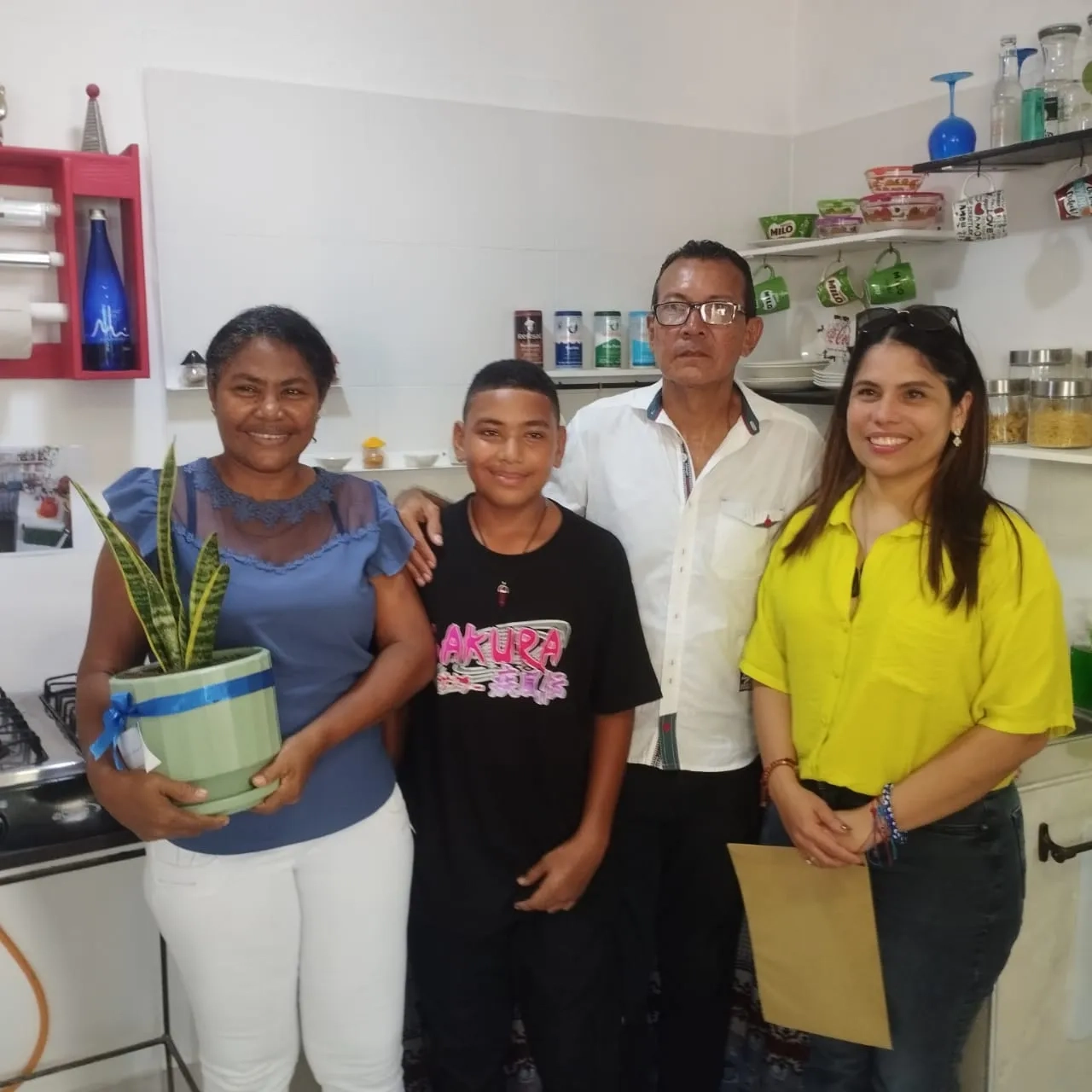 FOTOGRAFÍA, VICEMINISTRA DE VIVIENDA AYDÉE MARSIGLIA BELLO EN ENTREGA DE MEJORAMIENTO A BENEFICIARIOS