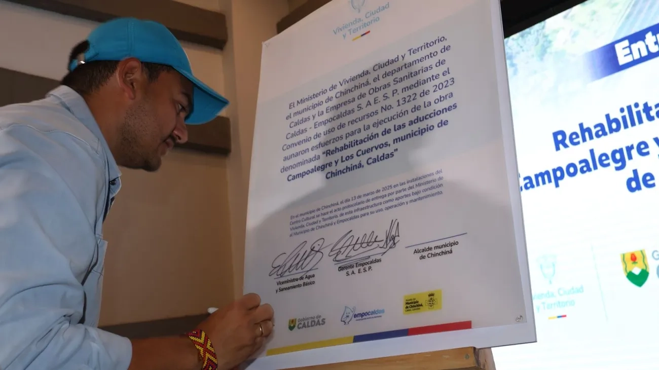 FOTOGRAFÍA VICEMINISTERIO DE AGUA Y SANEAMIENTO BÁSICO, EDWARD LIBREROS; EN FIRMA DE INAUGURACIÓN DE OBRAS DE REHABILITACIÓN DE LAS ADUCCIONES CAMPOALEGRE Y LOS CUERVOS.
