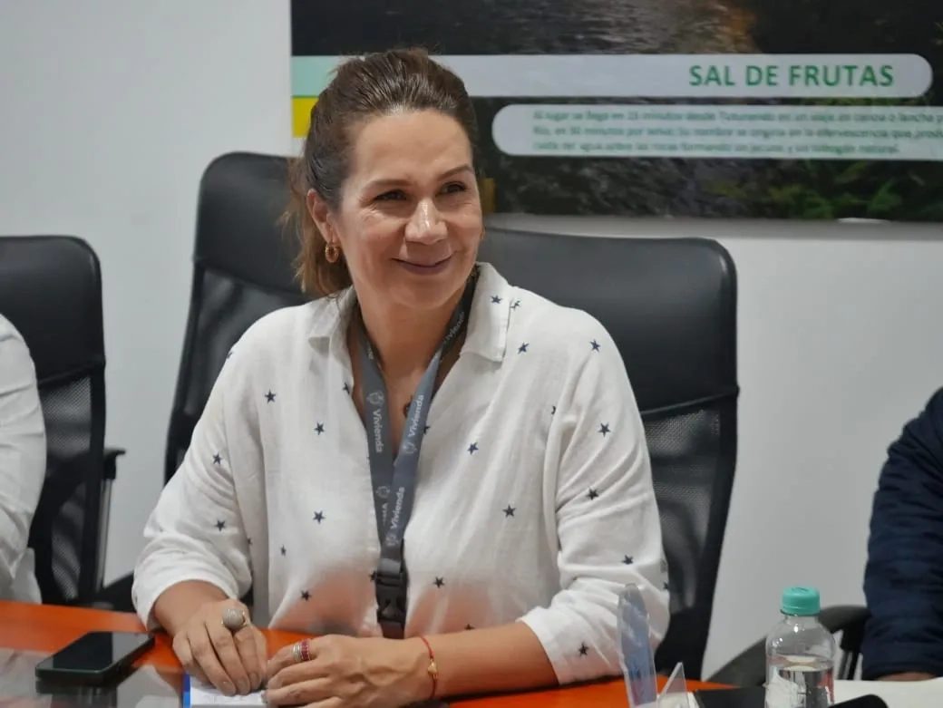 FOTOGRAFÍA DE LA DIRECTORA DE INFRAESTRUCTURA Y DESARROLLO EMPRESARIAL, MÓNICA GARZÓN RODRÍGUEZ EN CONSULTORÍA DEL PLAN MAESTRO DE ACUEDUCTO Y ALCANTARILLADO DE QUIBDO